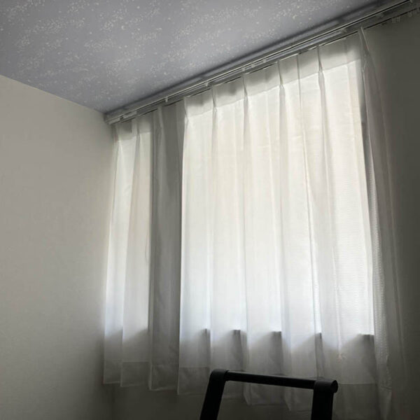 カーテンを閉めてもそれほど暗くならず、満足です