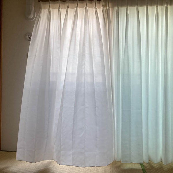 カーテンなしだった時より明るくなり部屋のグレードが上がった感じがします