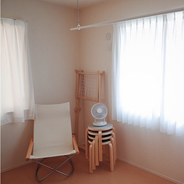 外からも部屋の中の様子が分からなくなり、夜でも、1枚で安心して使えます