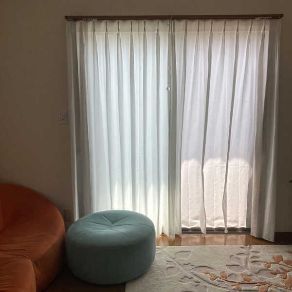 生地に透け感がないので少し重く感じましたが、日が当たると部屋がとても明るくなります！