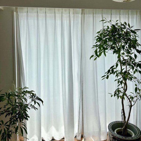 日中は程よく光を取り入れてくれるので、部屋全体が明るくなりました