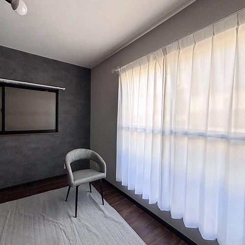 今まで量販店のカーテンで済ませていたのですが、全然違っていて大満足