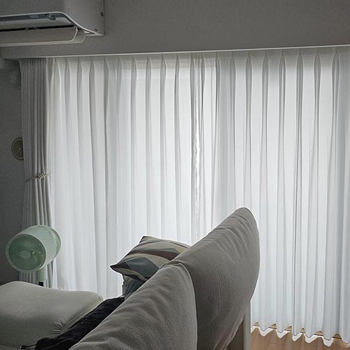 明るい真っ白な窓際になりました