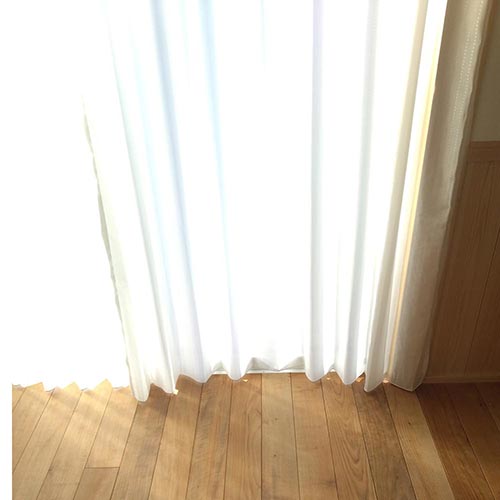 以前のカーテンに比べて、床が明るくなった