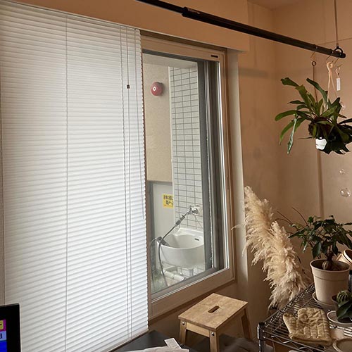 昼間の明るさをとりいれて壁が明るくなりました