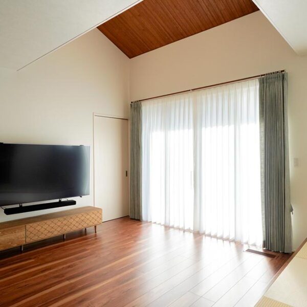 想像以上に明るく、曇りでもネフライトカーテンをしている方が明るいです