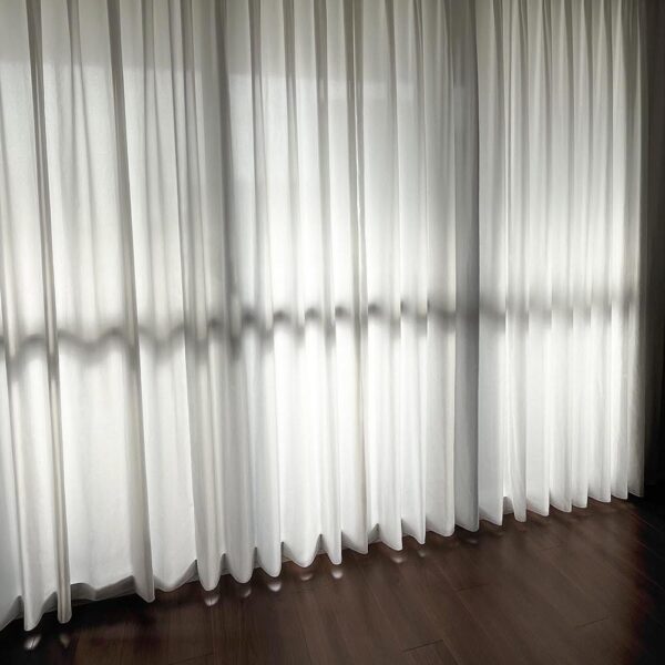 昼間の部屋が明るくなり、素敵なカーテンでした