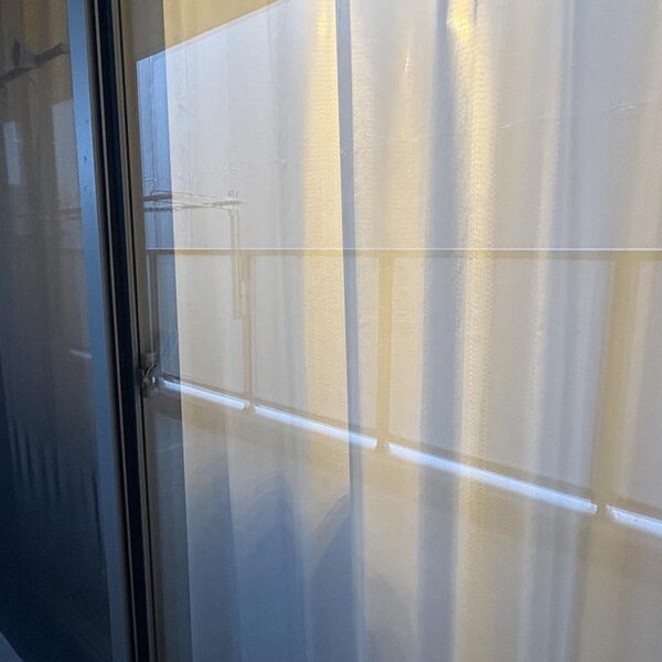 夜間もカーテンを重ねる事なくこちらの一枚だけで視界を気にせず過ごせます