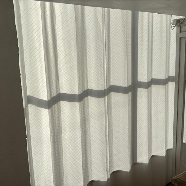 熱もこもらず外からの光がいい具合に部屋に入ってくれます