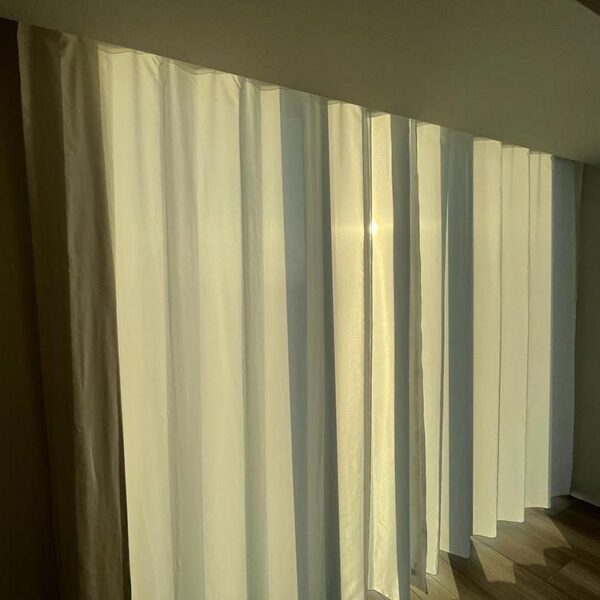 南西のお部屋でかなり日差しが厳しいのですが、しっかり防いでくれて満足です