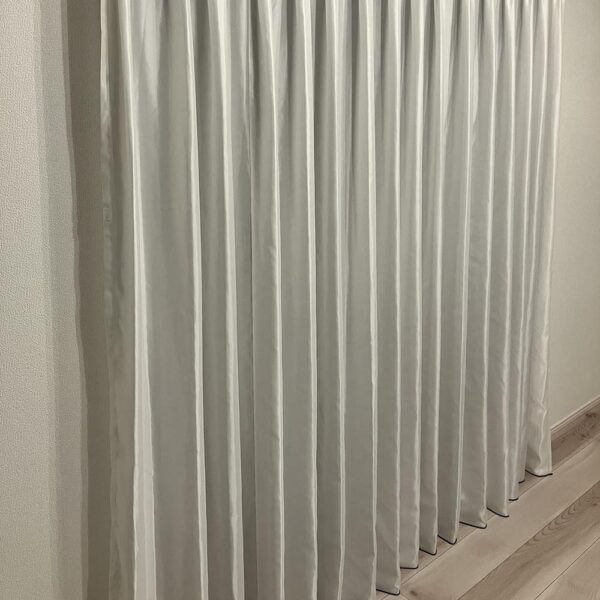 チェーンウェイトの黒がカーテンレールにマッチしていて素敵です