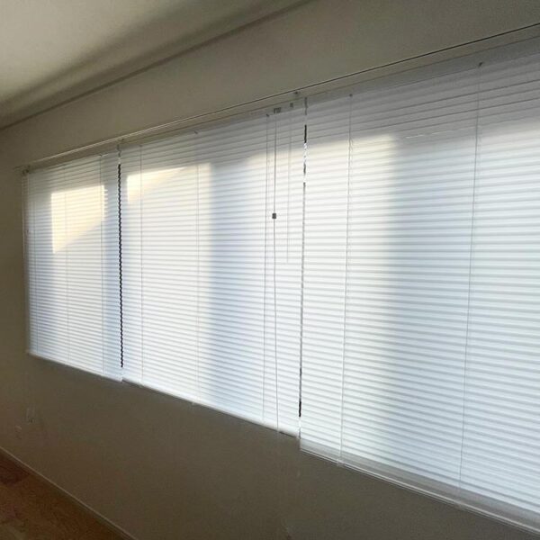 このブラインド付けたら部屋が明るくなりました