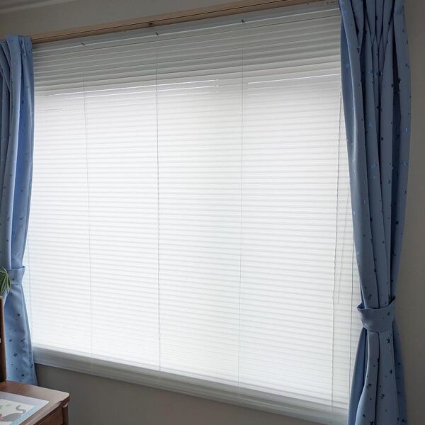 前回購入してとても良かったので、今回は別の部屋にも取り付けました