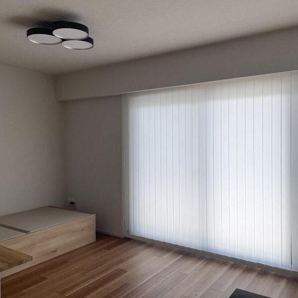 タテ型ブラインドで部屋が広く、明るくなりました
