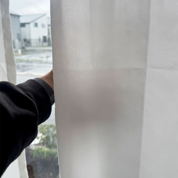 外が気にならないのに光が入り、一階でもこのカーテンだけで生活出来そうです！