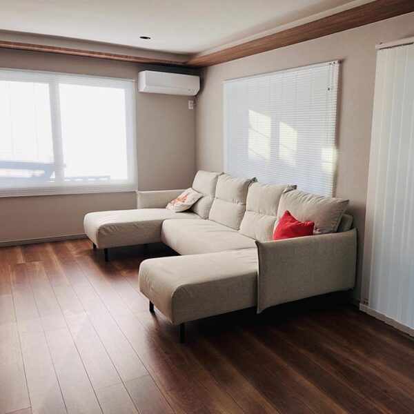 南の方向に隣の家が建っていたのでリビングに光が入りにくく、良いカーテンを探していました