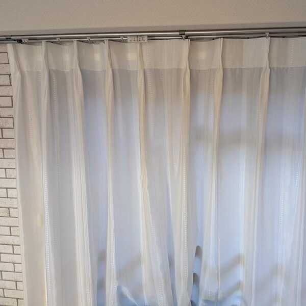 外から全く見えなくなったのでこのカーテン一枚で過ごせるようになりました