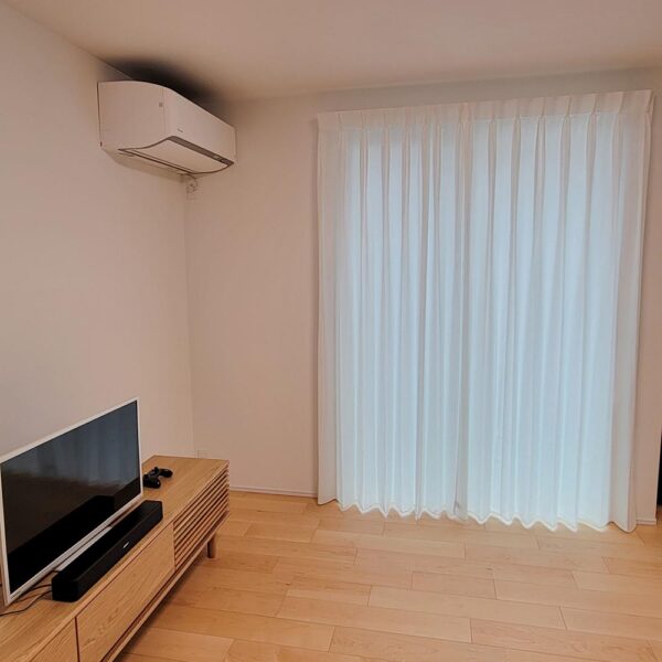 生地がかなり薄いので夜の透け具合が気になるところでしたが、こんなにも透けないのかと感心してしまうくらい全く問題ありませんでした