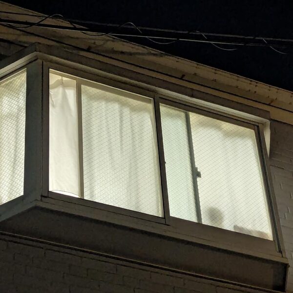 夜、窓から近くは透けます
