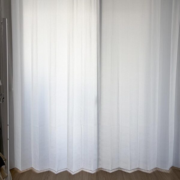 ベランダから家の中をみたら全く透けなかったので、買って正解でした。