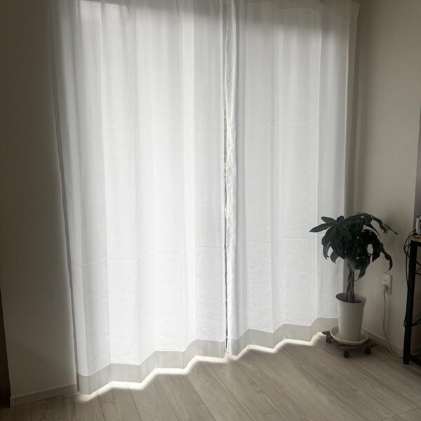 曇りでも比較的光が部屋に差し込み、カーテン越しからでも明るさを感じることができました