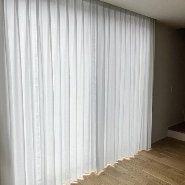 明るさも確保しつつ視線を遮れる商品を探して、ネフライトに辿り着きました