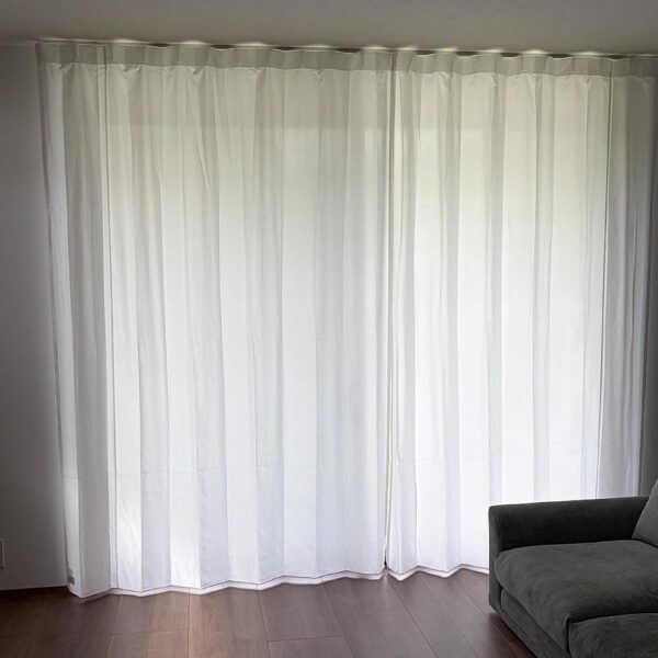 オーダーで透けなくて明るくて1枚で使用できて、値段も納得のいく物に巡り会えて大満足です